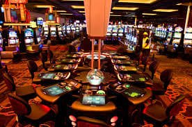 French roulette wheel and betting table layout on duatoto slot